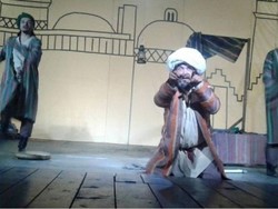 Dua Pemain Teater Ditangkap karena Berjanggut