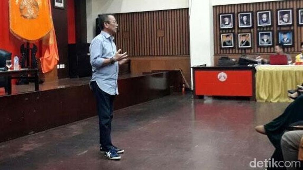 Jeans dan Onitsuka Dirjen Pajak di Kampus UI Jeans dan Onitsuka Dirjen Pajak di Kampus UI