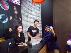 Bolu Joeang, Oleh-oleh Kekinian Surabaya Milik Ariel Tatum dan Dion Wiyoko