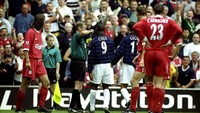 Andrew Cole dapat kartu merah di laga yang dimenangi MU dengan skor 3-2 di Anfield pada September 1999. Enam kartu kuning juga dikeluarkan wasit di laga ini. Foto: Ross Kinnaird /Allsport
