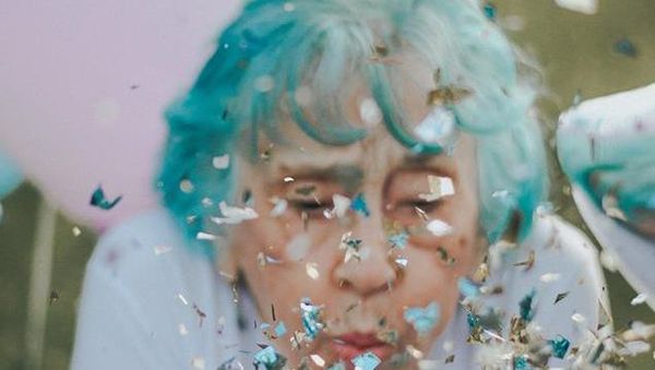 Foto: Rayakan Ulang Tahun ke-98, Nenek Ini Pemotretan Ala ABG Kekinian