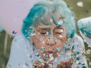 Foto: Rayakan Ulang Tahun ke-98, Nenek Ini Pemotretan Ala ABG Kekinian