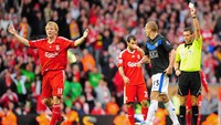 Vidic dan Javier Mascherano diusir wasit saat Liverpool menang 2-0 atas MU di Anfield pada Oktober 2009 karena mendapat dua kartu kuning. Tiga pemain lain juga dapat kartu kuning di laga ini. Foto: Clive Mason/Getty Images