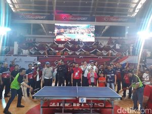 Serunya Pertandingan Tenis Meja Kapolda Jatim vs Menpora