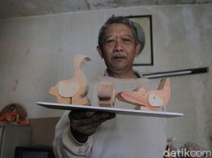 Maman Racik Limbah Kayu Jadi Mainan Karakter Aneka Satwa