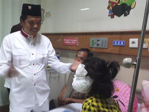 Dedi Mulyadi Tengok Bocah yang Disiram Minyak Panas oleh Sang Nenek