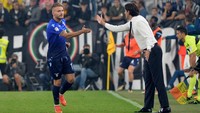 Hanya dua menit setelah babak kedua dimulai, Ciro Immobile menaklukkan Gianluigi Buffon untuk menyamakan skor menjadi 1-1. Foto: Massimo Pinca/Reuters