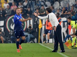 Hanya dua menit setelah babak kedua dimulai, Ciro Immobile menaklukkan Gianluigi Buffon untuk menyamakan skor menjadi 1-1. Foto: Massimo Pinca/Reuters