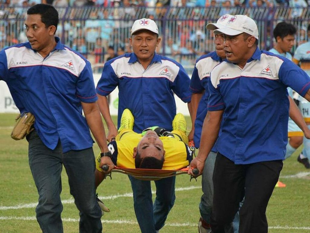 Pelajaran dari Insiden Choirul Huda, Ini Standar Pertolongan Pertama di Lapangan Pelajaran dari Insiden Choirul Huda, Ini Standar Pertolongan Pertama di Lapangan