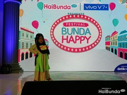 Cantik! Saat si Kecil Berlenggak-lenggok di Panggung dengan Hijabnya