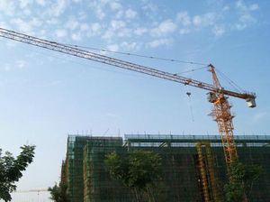Pekerja Konstruksi Ini Gunakan Crane untuk Ambil Pesanan Makanan!