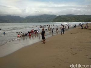 Begini Pesona dan Keindahan Pasir Pantai Sidem Tulungagung