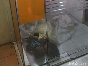 Fakta Foto Viral 2 Bocah yang Tidur di ATM Galur Jakpus