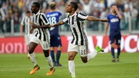 Juventus unggul duluan melalui gol Douglas Costa pada menit ke-23. Keunggulan 1-0 ini bertahan hingga berakhirnya babak pertama. Foto: Massimo Pinca/Reuters
