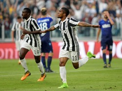 Juventus unggul duluan melalui gol Douglas Costa pada menit ke-23. Keunggulan 1-0 ini bertahan hingga berakhirnya babak pertama. Foto: Massimo Pinca/Reuters