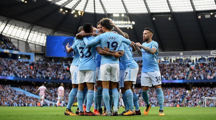 MANCHESTER, ENGLAND - OCTOBER 14:  Raheem Sterling of Manchester City celebrates scoring his sides second goal with Gabriel Jesus of Manchester City and his team mates during the Premier League match between Manchester City and Stoke City at Etihad Stadium on October 14, 2017 in Manchester, England.  (Photo by Laurence Griffiths/Getty Images)