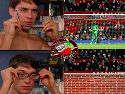 Seperti ini penampakan gawang MU di mata pemain lawan kalau De Gea ada di bawah mistar. (Foto: istimewa)