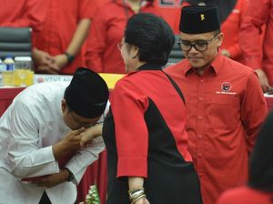 Foto: Diusung Jadi Cagub Jatim, Gus Ipul Cium Tangan Megawati