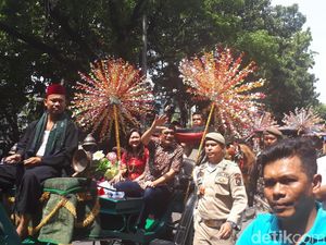 Djarot Tiba di Gedung Joang Naik Kereta Kencana