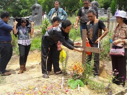 Bebas dari Penjara Hari Ini, Fidelis Langsung ke Pusara Istri