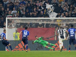 Lazio mendapat penalti pada menit ke-54 menyusul pelanggaran Buffon terhadap Immobile. Immobile yang jadi eksekutor sukses menjalankan tugasnya. Lazio berbalik unggul 2-1. Foto: Massimo Pinca/Reuters