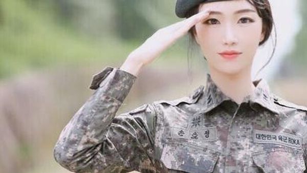 Foto: Berwajah Imut dan Cantik, Tentara Ini Populer di Instagram