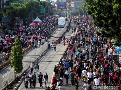Warga Tumpah Ruah di CFD Mampang