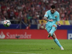 Messi Sedang Akrab dengan Tiang Gawang