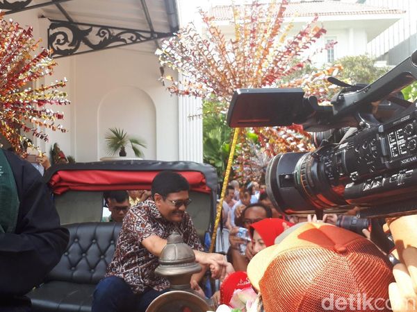 Foto: Senyum Djarot Saat Diarak dengan Kereta Kencana