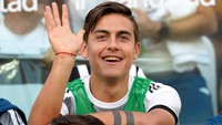 Pelatih Juventus, Massimiliano Allegri, tak memasang Paulo Dybala sebagai starter pada laga di Allianz Stadium, Sabtu (14/10/2017). Foto: Massimo Pinca/Reuters