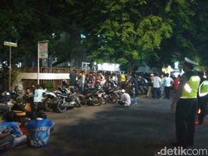 Melayat ke Rumah Duka Kiper Persela, LA Mania Tak Pedulikan Hujan