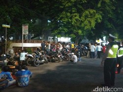 Melayat ke Rumah Duka Kiper Persela, LA Mania Tak Pedulikan Hujan