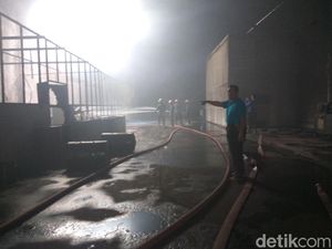 5 Mobil PMK Diterjunkan, Kebakaran Dua Gudang di Gedangan Padam