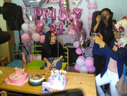 Bahagianya Prilly Latuconsina Dapat Kejutan dari Para Fans