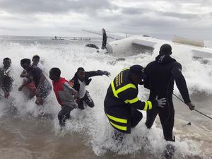 Foto: Pesawat Kargo Sewaan Tentara Prancis Jatuh di Pantai Gading Foto: Pesawat Kargo Sewaan Tentara Prancis Jatuh di Pantai Gading