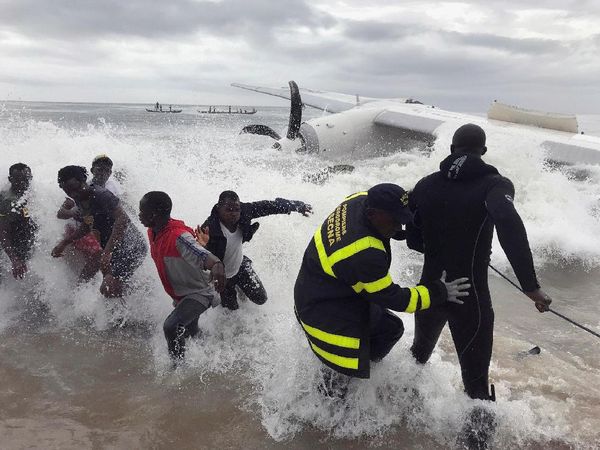 Foto: Pesawat Kargo Sewaan Tentara Prancis Jatuh di Pantai Gading