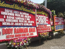 Bunga Ucapan Selamat Anies-Sandi Mulai Berdatangan ke Balai Kota