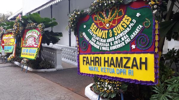 Foto: Deretan Karangan Bunga untuk Anies-Sandi, Ada dari Fahri Hamzah