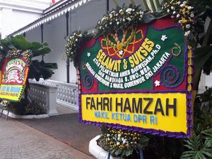 Foto: Deretan Karangan Bunga untuk Anies-Sandi, Ada dari Fahri Hamzah