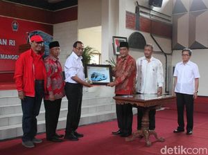 Menhub Serahkan Lima Unit Bus untuk Bantu Transportasi Pendidikan