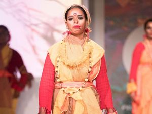 Korban Penyiraman Air Keras Tampil Memukau di Fashion Show London