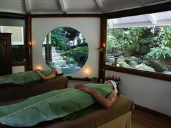 Spa dengan Masker Kunyit dan Dibungkus Daun Pisang, Seperti Apa Ya?