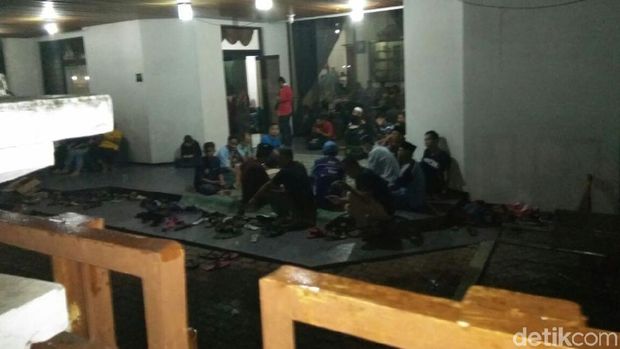 Melayat ke Rumah Kiper Persela, LA Mania Tak Pedulikan Guyuran Hujan