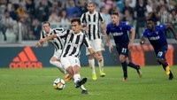 Kesempatan emas untuk Juventus datang di menit ketujuh injury time lewat hadiah penalti. Tapi, eksekusi Dybala ditepis kiper Lazio, Thomas Strakosha. Foto: Massimo Pinca/Reuters