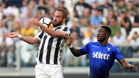 Gonzalo Higuain tetap jadi andalan di lini depan Juventus dengan sokongan Mario Mandzukic dan Douglas Costa. Foto: Massimo Pinca/Reuters