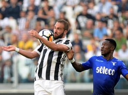 Gonzalo Higuain tetap jadi andalan di lini depan Juventus dengan sokongan Mario Mandzukic dan Douglas Costa. Foto: Massimo Pinca/Reuters