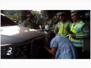 Disetop, Emak-emak Pengendara Fortuner Ini Copot Strobo Sendiri