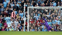 Namun, dalam sebuah serangan balik kilat, Gabriel Jesus kembali menjebol gawang Stoke pada menit ke-55. City pun memimpin 4-2. Foto: Andrew Yates/Reuters