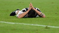 Ini adalah kali kedua secara beruntun Dybala gagal mengeksekusi penalti. Dia juga gagal ketika Juve ditahan imbang Atalanta 2-2 belum lama ini. Foto: Massimo Pinca/Reuters