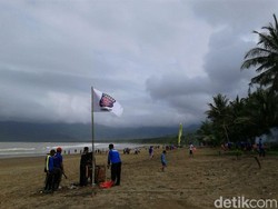 Gerakan Semut di Trenggalek Ciptakan Pantai Bersih